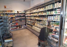 In de nieuwe koeling achterin de winkel kan Bas erg veel producten kwijt.