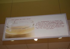 Boven de schappen hangen informatieborden.