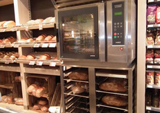 In deze oven worden de broden vers afgebakken.
