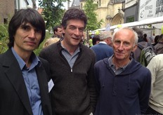 Voorzitter van BioForum Vlaanderen Kurt Sannen met de awardwinnaars Alexander Claeys van Het Hinkelspel (midden) en Rolle De Bruyne van Den Hogen Akker (rechts)