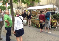 De strak ingerichte stand van ZESPRI stond mooi tegen de oude kathedraal aan