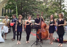 De formatie Belcirque verzorgde een wervelend optreden op 'Hasselt proeft bio'. Met zang...