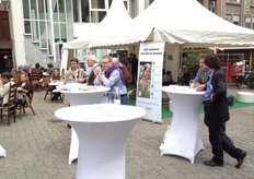 BioForum had gezorgd voor voldoende plaats om de gepresenteerde lekkernijen te nuttigen. Rechtsonder voorzitter Kurt Sannen in gesprek.