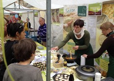 Nathalie en Grietje van Bioshop Biokruidernierke bedienen hun klanten.