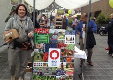 Regine Grammen toont trots de appelsap in handzame 5 liter-verpakking van Bio van bij ons