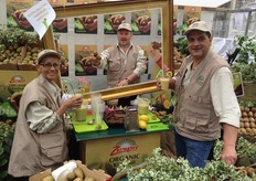 Ton Theunissen (rechts) en Lutgarde Jorissen (links) hebben heel wat smoothies aan het publiek kunnen laten proeven. Dominieke Berghs (midden) bereidde de smoothies volgens beproefd recept met de ZESPRI Gold en Green Organic.