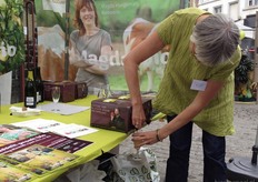Leen Laenens schenkt appelsap uit de verpakking die speciaal voor de Bioweek is gemaakt (met daarop Pieter Embrects, het gezicht van de Bioweek)
