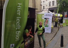 Hier leeft bio! Het winkelend publiek in Hasselt kon bonnen kopen waarmee ze konden betalen bij de verschillende kramen.