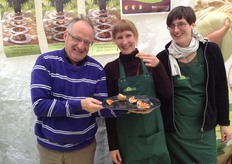 Jan-Bart van In (links) van La vie est belle zorgt goed voor zijn buurvrouwen van Bioshop Hasselt. La vie est belle is producent van 100% biologische vegetarische burgers en aperitiefhapjes.
