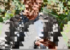 Bio Award winnaar 'smaak' Het Hinkelspel. Alexander Claeys van Het Hinkelspel nam de award in ontvangst. Hij is blij met de gewonnen award omdat hij met deze prijs aan mogelijk nieuwe afzetkanalen graag wil laten zien dat ze al dertig jaar 100% bio zijn. Foto: BioForum - Esmeralda Borgo