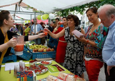 De burgemeester en de minister samen op smaaktour langs 'Hasselt proeft bio'. Foto: BioForum - Esmeralda Borgo