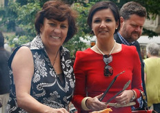 Bio-vlees op de bbq! Links viceminister-president Ingrid Lieten. Rechts van haar de burgemeester van Hasselt, Hilde Claes. Samen genoten zij als eerste van de bio-bbq. Foto: BioForum - Esmeralda Borgo