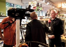 Voorafgaand aan de officiële uitreiking wordt Casper geïnterviewd voor een nieuwsitem van Omroep Flevoland.