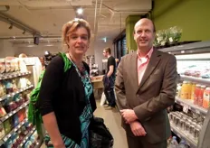Suzanne van der Pijll (voorzitter ad interim van Stichting EKO-keurmerk) en André Brouwer (manager Stichting EKO-keurmerk) voorafgaand aan de uitreiking. Ze waren daarvóór al bij EkoPlaza Uden en Gimsel in Rotterdam geweest.