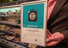 André Brouwer toont het certificaat dat Casper en Hans straks overhandigd krijgen.