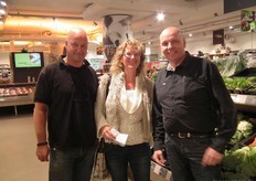 Hans de Kroon en Casper Kromkamp poseren met vaste klant Anneke.