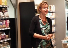 "Suzanne van der Pijll nam het woord voor de officiële uitreiking. "Om voor het keurmerk in aanmerking te komen stellen we twee eisen. Een gedefinieerde hoeveelheid van de producten in de winkel moet biologisch zijn. Tevens moet de winkel duurzaam bezig zijn in de bedrijfsvoering."