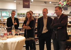 Toehoorders van de uitreiking, onder meer Bavo van den Idsert (directeur Bionext) was aanwezig (links). In het midden Mariken de Bruijn, communicatiemedewerker Stichting EKO-keurmerk.