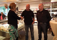 Suzanne feliciteert Hans de Kroon met de certificering.