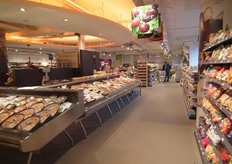 Overzichtsfoto vanaf de wijnafdeling achterin de winkel.