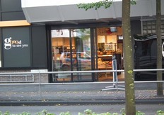 De sticker op de deur.