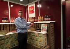 Jeroen toont de nieuwste smaakvariant van Schulp Vruchtensappen: Appel & Kersensap.