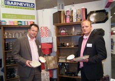 Klaas Kalis en Sander van Eeden met wat disposables van Van Barneveld Verpakkingen.