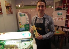 De Bettinehoeve uit Etten-Leur heeft nu ook een eigen biologische lijn. Xander van den Bos toont de 450 grams-verpakking met biologische geitenkaas.