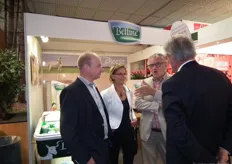 Gerrit Verhoeven van de Organic Goatmilk Coöperatie in gesprek met Johan Ewijk, eigenaar van geitenkaasmakerij Bettinehoeve. .