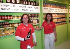 De stand van Enrico - mediterrane specialiteiten: Richard Peper en Franka Kunst tonen diverse biologische producten.