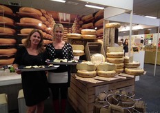 Judith de Groot en Margreet Verburg met de biologische kazen van De Groot-Verburg uit Bodegraven. Judith en Margreet zijn de vrouwen van de eigenaren van De Groot-Verburg.