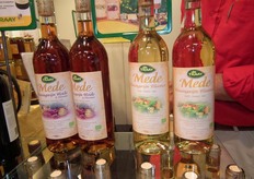 Dit jaar nieuw geïntroduceerd: twee varianten biologische honingwijn Mede. Links de variant Heide, rechts Bloemen.