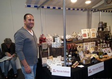 De Italiaanse Francesco bij de stand van Mercato Italiano uit Heerhugowaard. Zij hebben onder meer biologische risotto en kruiden in het assortiment.