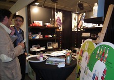 Ruben Kapteijn (rechts) van 2Food in gesprek met een geïnteresseerde bezoeker.