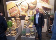 "Joost Meerkerk met de Bioweide-kazen van Vandersterre Groep. "Deze kaas voldoet aan de wensen in de markt." Op de Nantwich International Cheese Show 2012 heeft de variant Fenegriek-Koriander de zilveren award in de wacht gesleept."