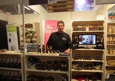 Hans de Boer met de biologische sauzen, dressings en mayonaises van BioBandits.