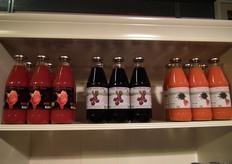 Groentesappen in de biologische variant: tomatensap, rodebietensap en wortelsap.
