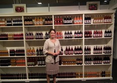Rose Khorenyan toont het ruime aanbod aan pure sappen van Dutch Cranberry Group. Sinds vorig jaar hebben zij ook diverse biologische sappen in het assortiment.