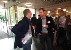 Michaël Wilde van Eosta in gesprek met Paul Fischer van Vroegop-Windig. Rechtsachter Alex van Hootegem die vanuit Kruiningen afgereisd was naar het Bio-Congres.