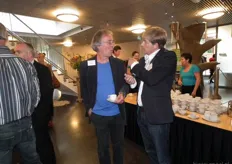Theo Jacobs (Natuurwinkel Amersfoort) in gesprek met Erik-Jan van den Brink (commercieel directeur Udea).