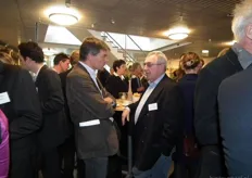 Georg Kamerbeek van Hq Organics (rechts) in gesprek met Bram Weijland van Bejo Zaden.