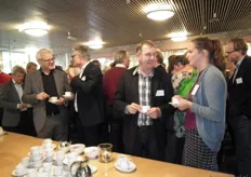 Henk Gerbers (Bio+/De Groene Weg) nuttigt een kopje koffie met Koen van der Drift. Rechts is Bart Boon in gesprek Mariken de Bruijn. Zij heeft onlangs nog wat extra taken overgenomen van Chris Maan op de communicatie-afdeling van Skal.