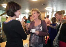 Heleen Bos van Rijk Zwaan drinkt koffie met Maaike Raaijmakers van Bionext (links).