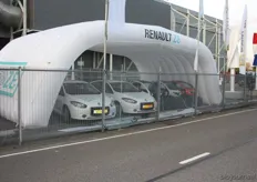 De elektrische auto's van Renault aan de lader