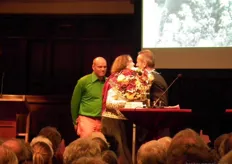 Hij ontving bloemen uit van de Nederlandse Vereniging van Antroposofische Artsen.