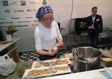 Juliette Borggreve, de vrouw van René, ondersteunde hem graag bij de demonstratie.