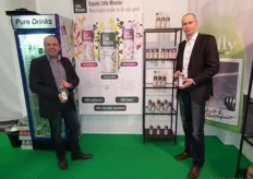 Rien Sterk en André van den Heuvel van Spring Water Company tonen de biologische revitaliserende drankjes van Little Miracles.