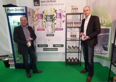Rien Sterk en André van den Heuvel van Spring Water Company tonen de biologische revitaliserende drankjes van Little Miracles.
