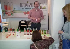Martijn Fritsen van Lemar B.V. liet proeven van de bio-frisdrank Bionina.