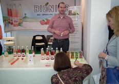 Martijn Fritsen van Lemar B.V. liet proeven van de bio-frisdrank Bionina.